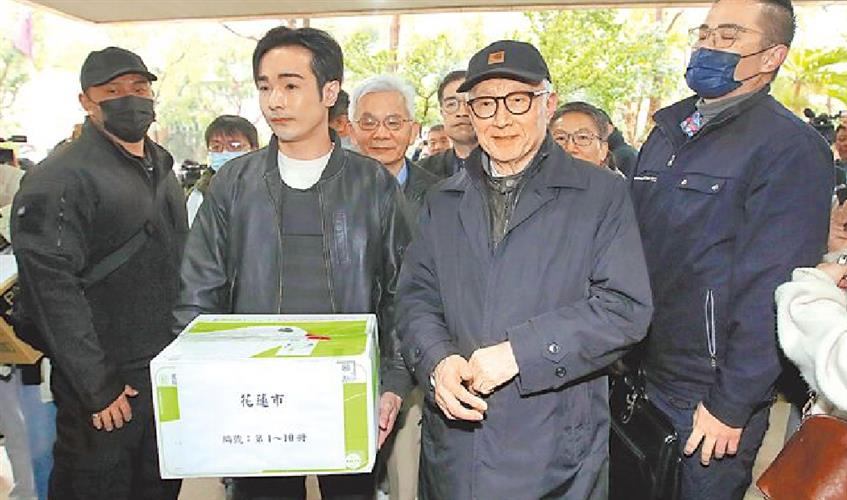 全台多個罷免團體3日齊聚於中選會，遞交罷免選區立委提議連署書，聯電創辦人曹興誠（前排右二）出席聲援。