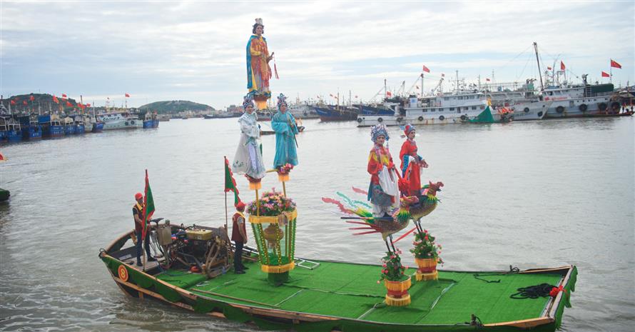 「海峽兩岸（霞浦）海洋文化周」開幕式上，有三沙的媽祖巡安演出，15艘精心打造的鐵技台閣船，船上演員身著華麗服飾，展示各式故事傳說。(圖 / 陳思豪攝)