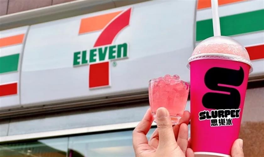 7-ELEVEN獨家人氣飲品「思樂冰」再創全新體驗，「水蜜桃爆爆珠思樂冰」甜蜜爆擊。(圖／7-ELEVEN提供)