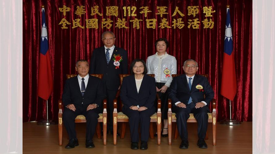 蘇慶福董事長伉儷參與「112 年軍人節暨全民國防教育日表揚活動」，上圖後排。 (財團法人中國社會行為研究社中華崑崙道苑基金會提供)