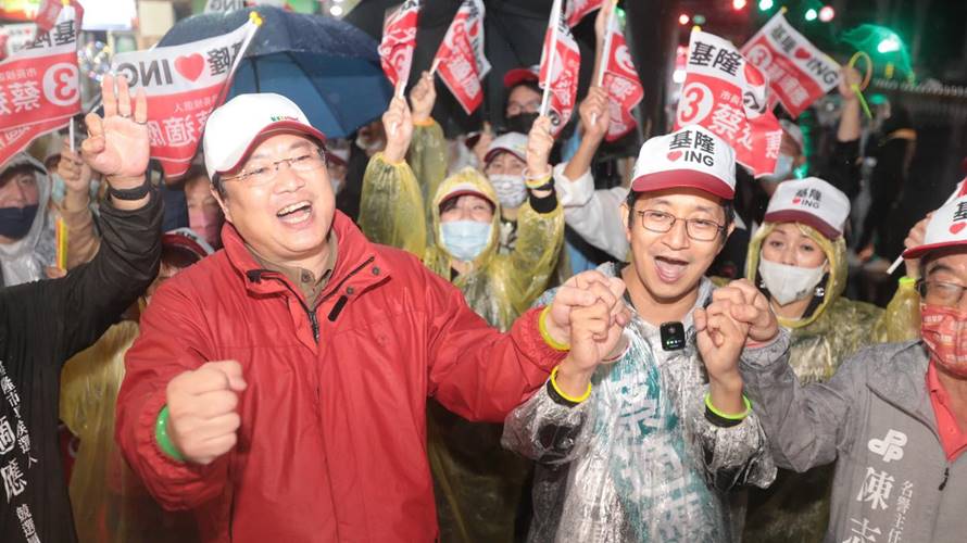 蔡適應（右）基隆市長落選，博士論文還被撤銷。（圖／翻攝自蔡適應臉書）