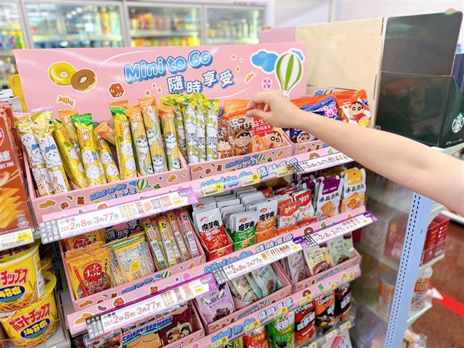 7-ELEVEN鎖定「微型商機」，今年首度開發全新系列「mini to go」小零食結構，整合人氣肖像、下酒零嘴等開發逾20樣豐富零食選擇，預計帶動相關類別業績成長2成。（圖／7-ELEVEN提供）