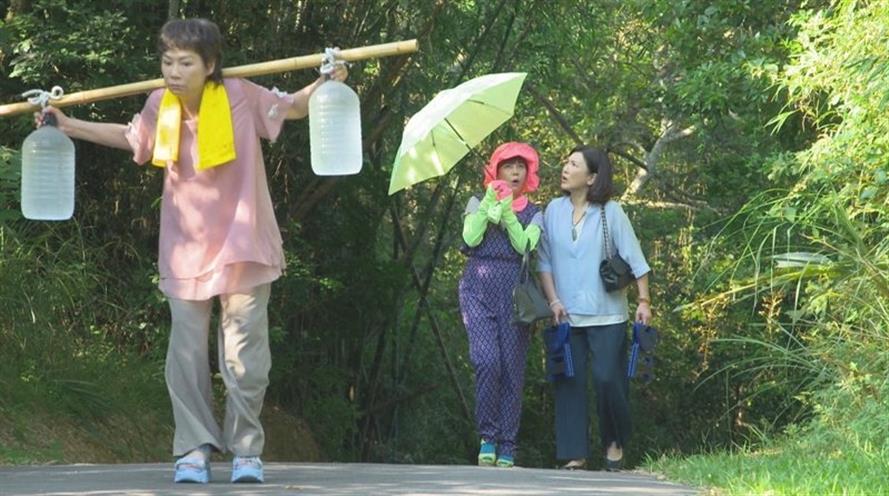 《愛的榮耀》中，姚黛瑋(右起)、錦雯捉弄楊瓊華。（圖／民視提供）