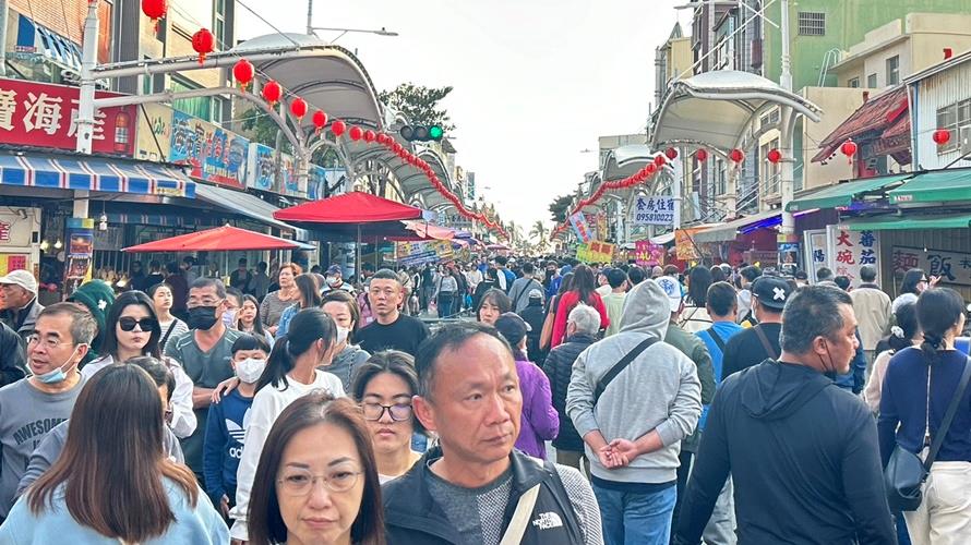 不少人看完黃色小鴨到鹽埕、旗津走走。(圖/高雄市政府提供)