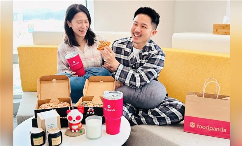 foodpanda 12月美食外送消費滿額最低7.5折優惠，必勝客推出小披薩買1送1，搭配獨家合作外送的無印良品芬香蠟燭就能一起浪漫過冬。(圖／foodpanda提供)