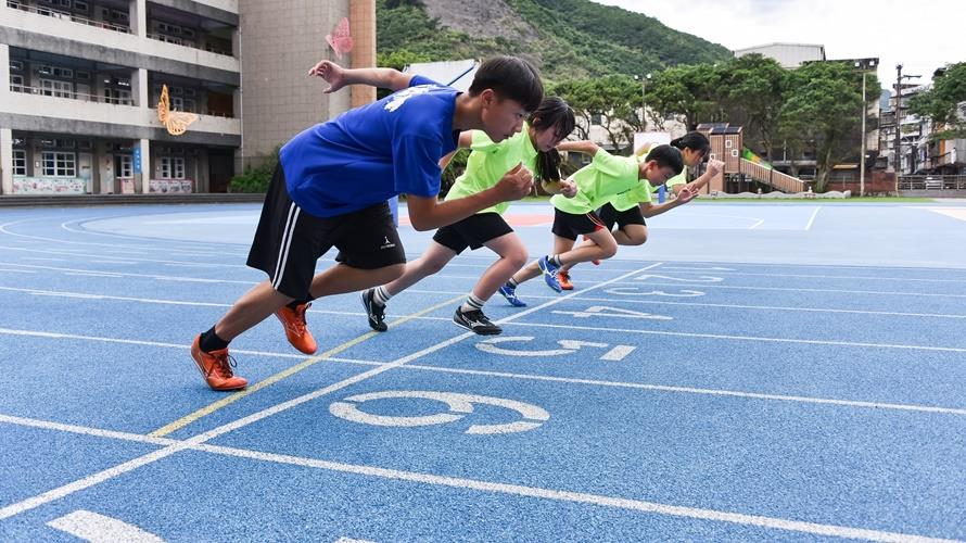 萬里國小田徑隊穿上MIZUNO專業跑鞋訓練。（圖／新北體育局提供）