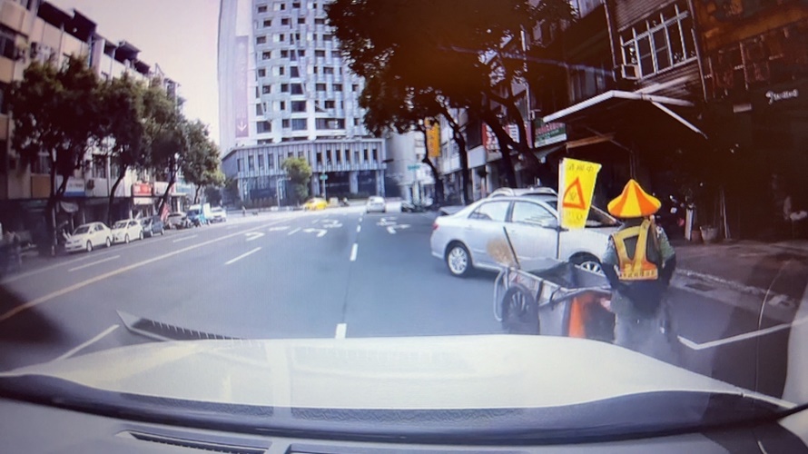 自小客車逆向搶車位，代價不小。（圖／取自臉書交通違規檢舉教學（公開版）〉