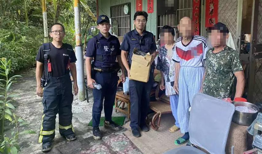 台中市太平的黃竹山區高齡99歲陳姓老翁一家3人颱風後受困山區。(圖／民眾提供)